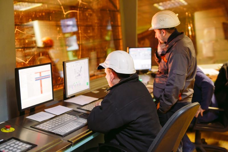 conceito lean: engenheiros analisando software em indústria